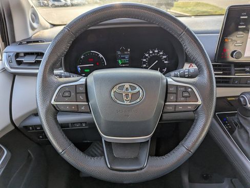 Used 2024 Toyota Sienna XLE image 28