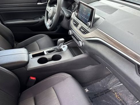 Used 2025 Nissan Altima 2.5 SV FWD image 19