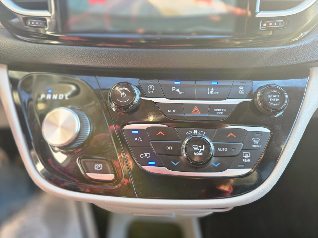 Used 2024 Chrysler Pacifica Touring-L FWD image 24