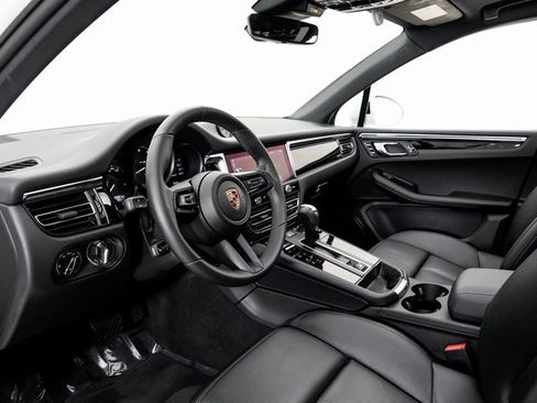 Used 2025 Porsche Macan image 4