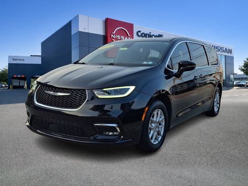 Used 2024 Chrysler Pacifica Touring-L FWD image 3