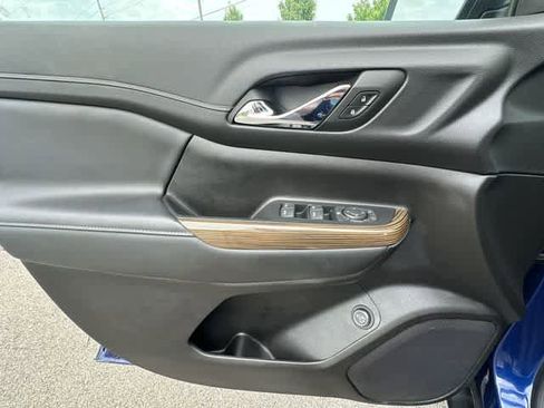 Used 2023 GMC Acadia SLE w/ Driver Convenience Package AWD/4WD image 18