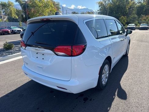 Used 2021 Chrysler Voyager L image 3