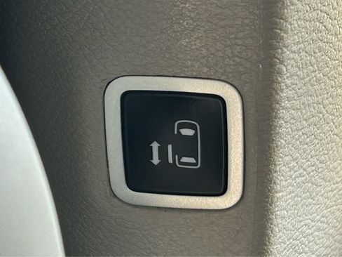 Used 2023 Chrysler Pacifica Touring-L FWD image 16