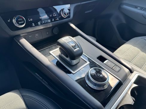 Used 2024 Mitsubishi Outlander SE image 19