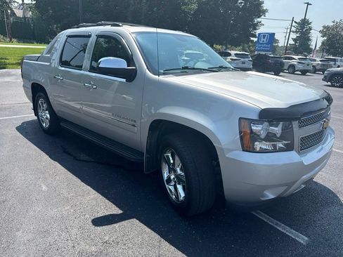 Used 2011 Chevrolet Avalanche LTZ AWD/4WD image 2