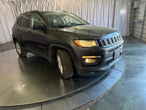 Used 2020 Jeep Compass Latitude FWD image 3