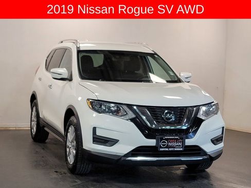 Used 2019 Nissan Rogue SV image 2