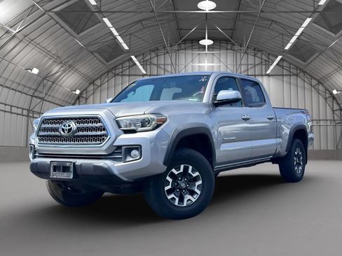 Used 2017 Toyota Tacoma TRD Off-Road w/ Tow Package AWD/4WD image 16