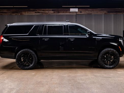 Used 2025 GMC Yukon XL AT4 Ultimate AWD/4WD image 11