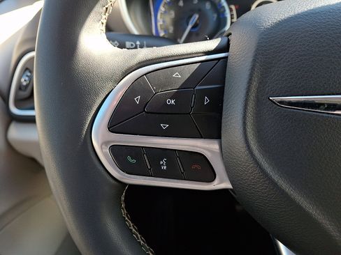 Used 2024 Chrysler Pacifica Touring-L image 23