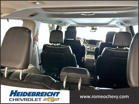 Used 2021 Chrysler Pacifica Limited w/ Uconnect Theater Family Group image 32