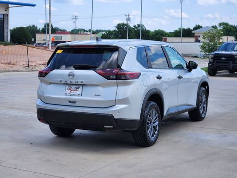 Used 2024 Nissan Rogue S AWD/4WD image 4