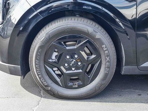 Used 2025 Kia Carnival image 11