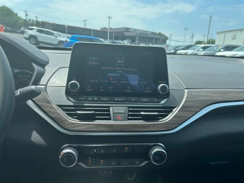 Used 2025 Nissan Altima 2.5 SV FWD image 17