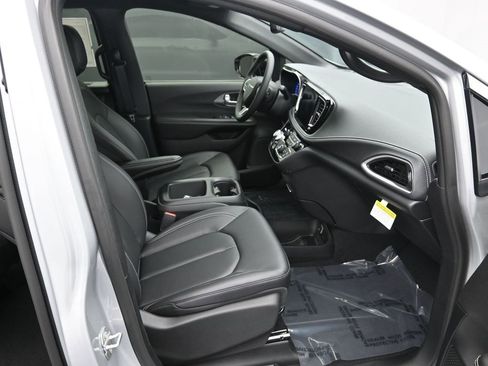 New 2026 Chrysler Pacifica Select image 23