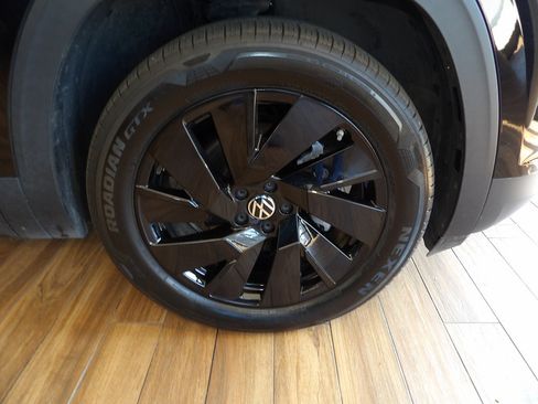 Used 2024 Volkswagen Atlas Cross Sport SE w/ Panoramic Sunroof Package AWD/4WD image 4