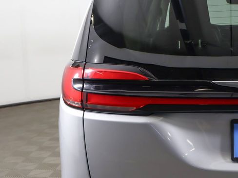Used 2024 Chrysler Pacifica Limited FWD image 20