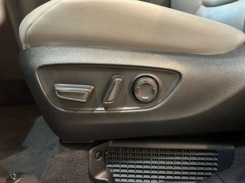 Used 2025 Toyota Sienna XLE FWD image 18