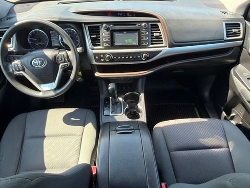 Used 2019 Toyota Highlander LE AWD/4WD image 21