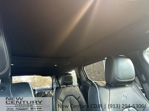 Used 2025 Chrysler Pacifica Limited image 24