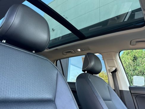 Used 2021 Volkswagen Tiguan SE w/ Panoramic Sunroof Package image 17