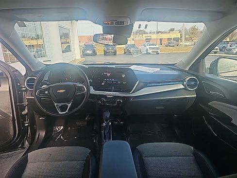 Used 2025 Chevrolet Trax LT w/ LT Convenience Package image 12