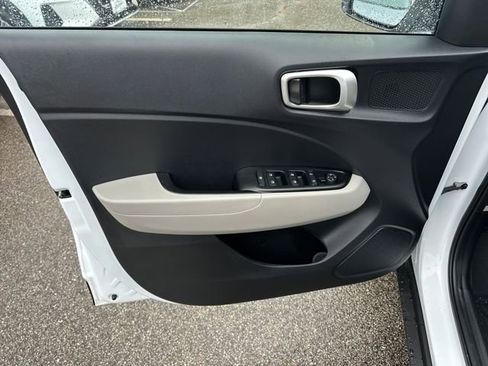 Certified 2025 Hyundai Venue SEL image 12