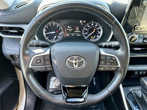 Used 2020 Toyota Highlander XLE image 35