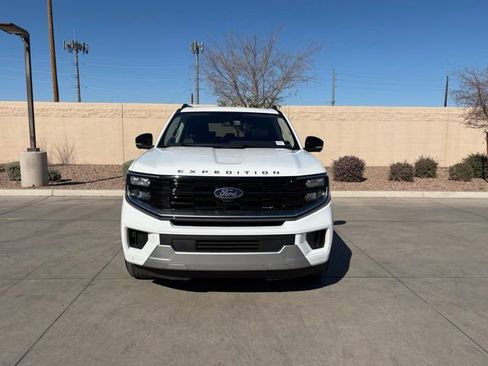 Used 2025 Ford Expedition Platinum image 3