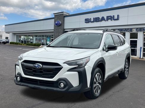Used 2023 Subaru Outback Premium image 3