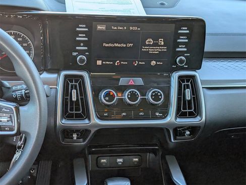 Used 2023 Kia Sorento LX image 12