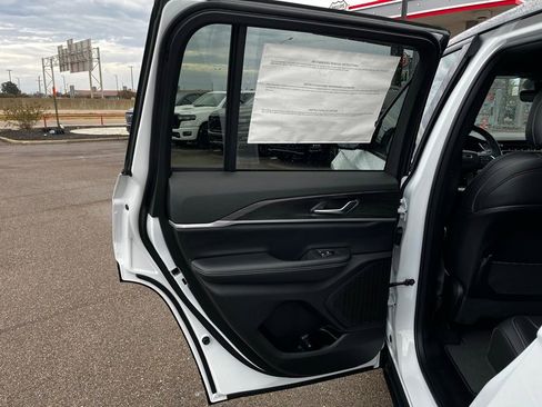 New 2025 Jeep Grand Cherokee Limited image 23