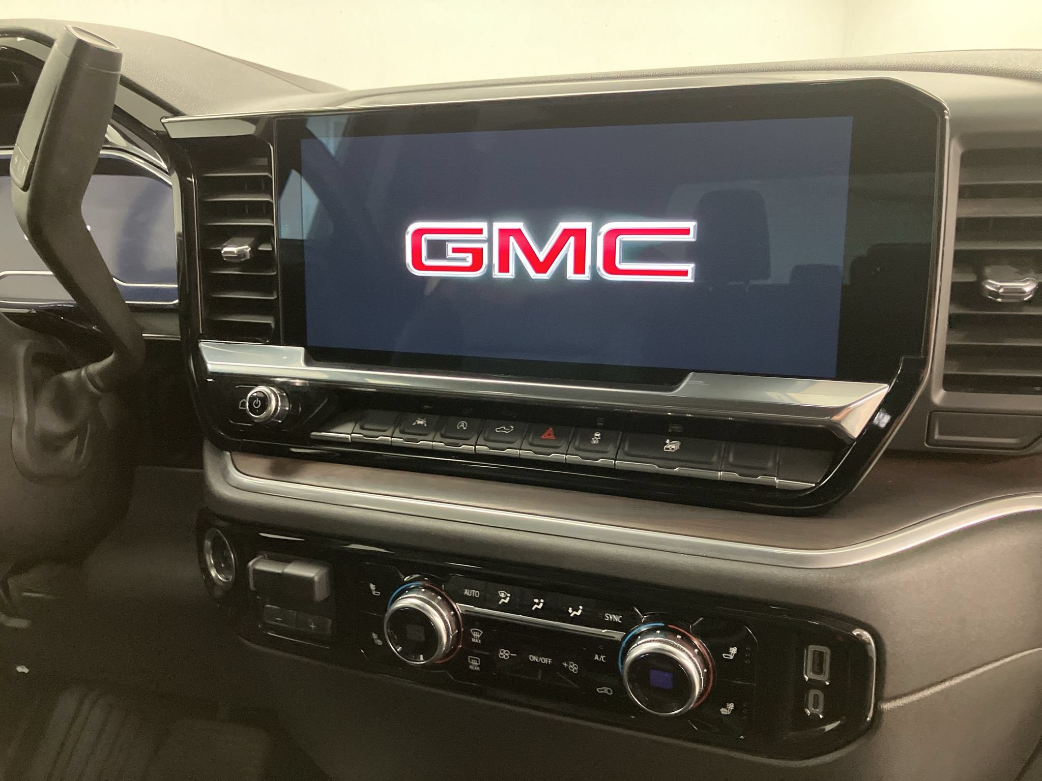 Used 2025 GMC Sierra 1500 SLT AWD/4WD image 12