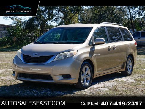Used 2011 Toyota Sienna LE image 1