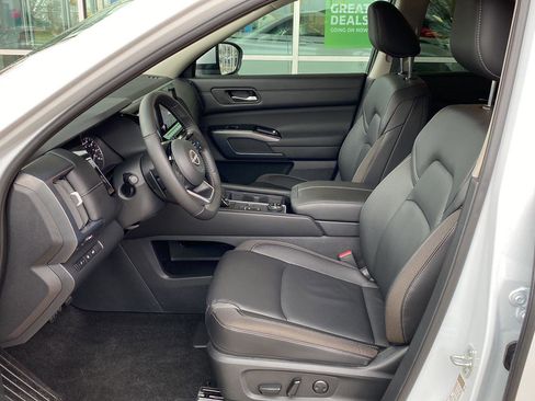 Certified 2025 Nissan Pathfinder SL image 19