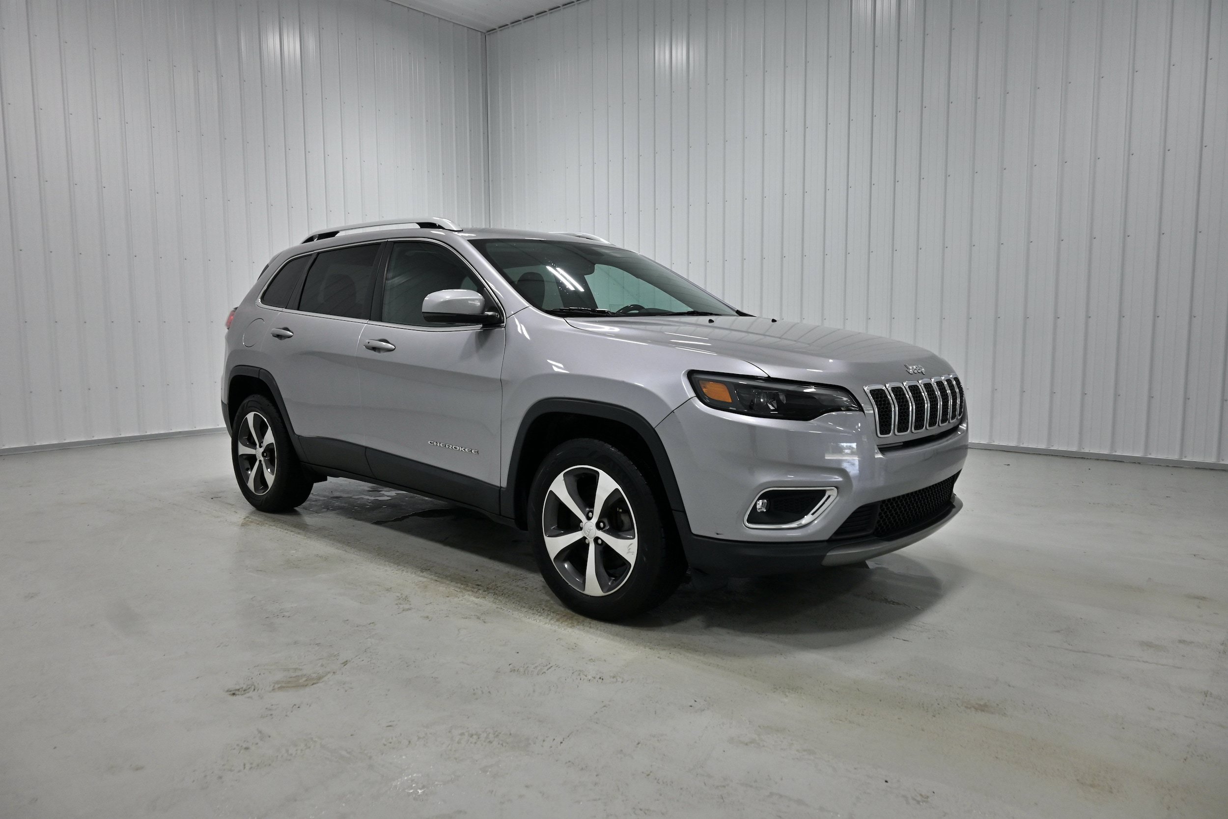 Used 2019 Jeep Cherokee Limited AWD/4WD image 3
