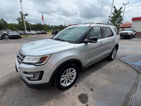 Used 2017 Ford Explorer XLT w/ Equipment Group 202A FWD image 3