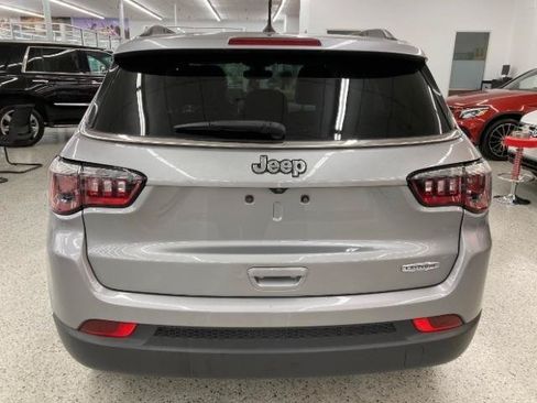 Used 2017 Jeep Compass Latitude w/ Cold Weather Group FWD image 6