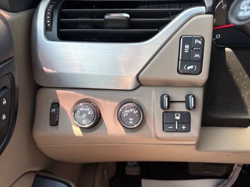 Used 2017 GMC Yukon SLT w/ Premium Edition AWD/4WD image 31