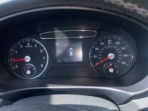 Used 2017 Kia Sorento LX w/ LX Convenience Package image 6