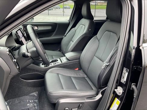 Used 2025 Volvo XC40 B5 Core w/ Protection Package Premier image 28