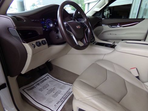 Used 2016 Cadillac Escalade Luxury AWD/4WD image 17