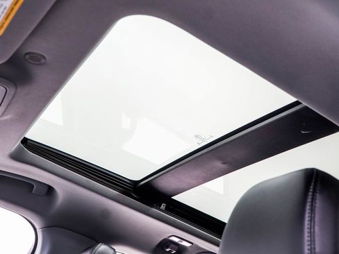 Used 2022 Ford Explorer XLT w/ Equipment Group 202A image 41