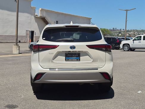 Used 2021 Toyota Highlander Platinum FWD image 4