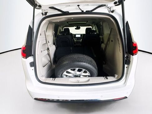 Used 2024 Chrysler Pacifica Touring-L FWD image 21