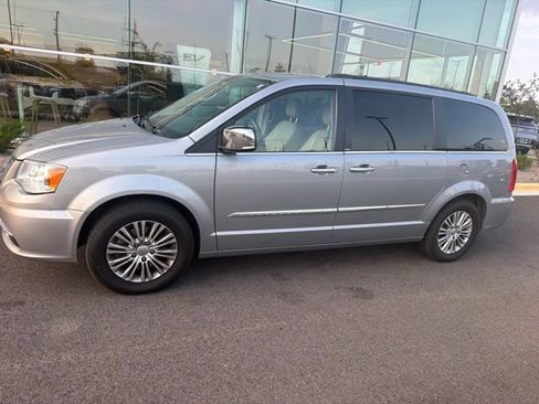 Used 2013 Chrysler Town & Country Touring-L w/ Driver Convenience Group FWD image 2