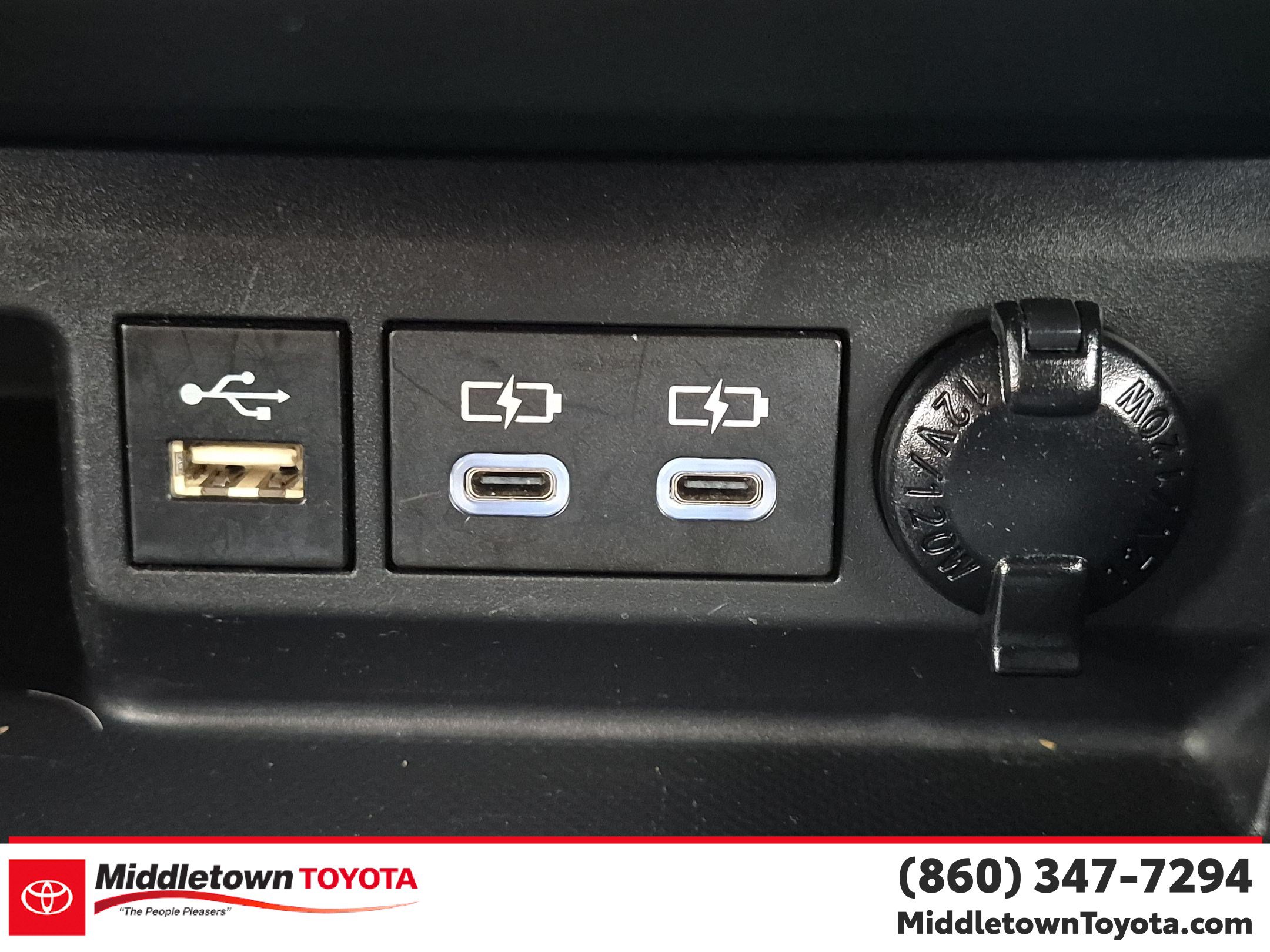 Used 2023 Toyota Highlander LE AWD/4WD image 26