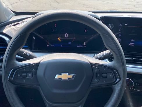 Used 2025 Chevrolet Trax LT FWD image 8