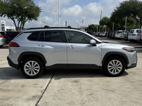 Used 2024 Toyota Corolla Cross LE FWD image 3